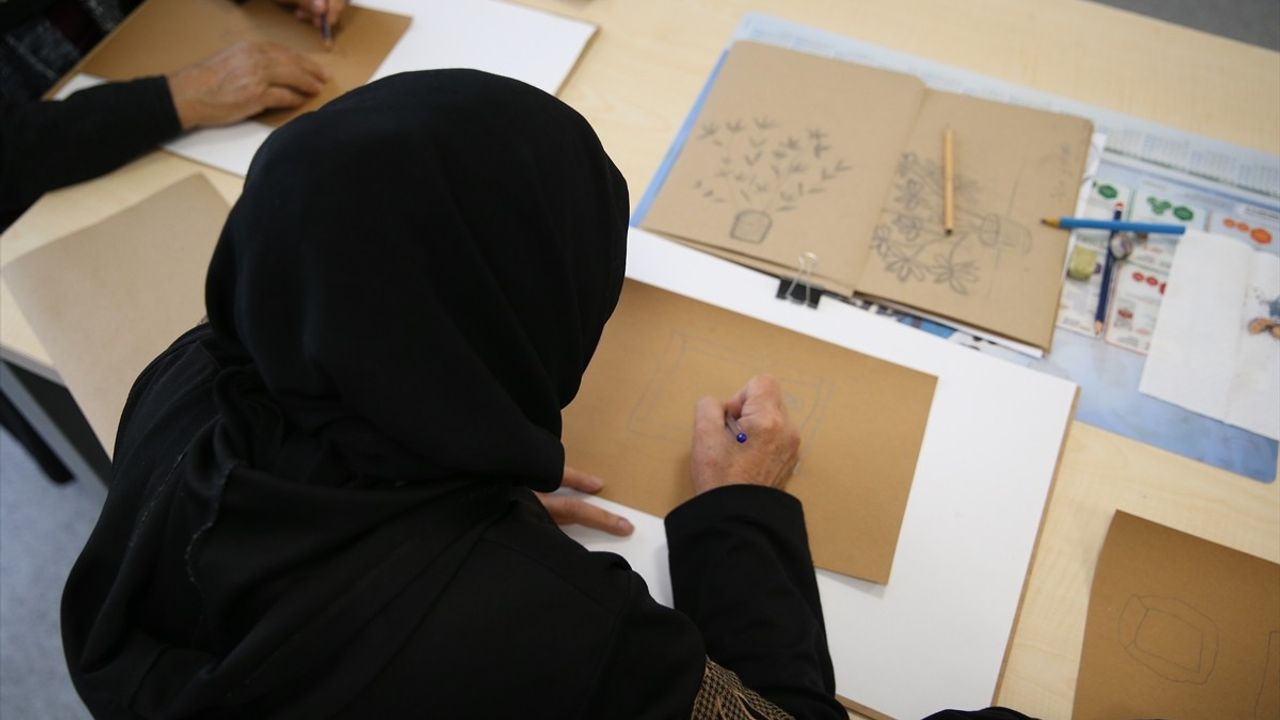 Defne Devlet Hastanesi'nde Hasta Yakınlarına Resim Kursu Desteği