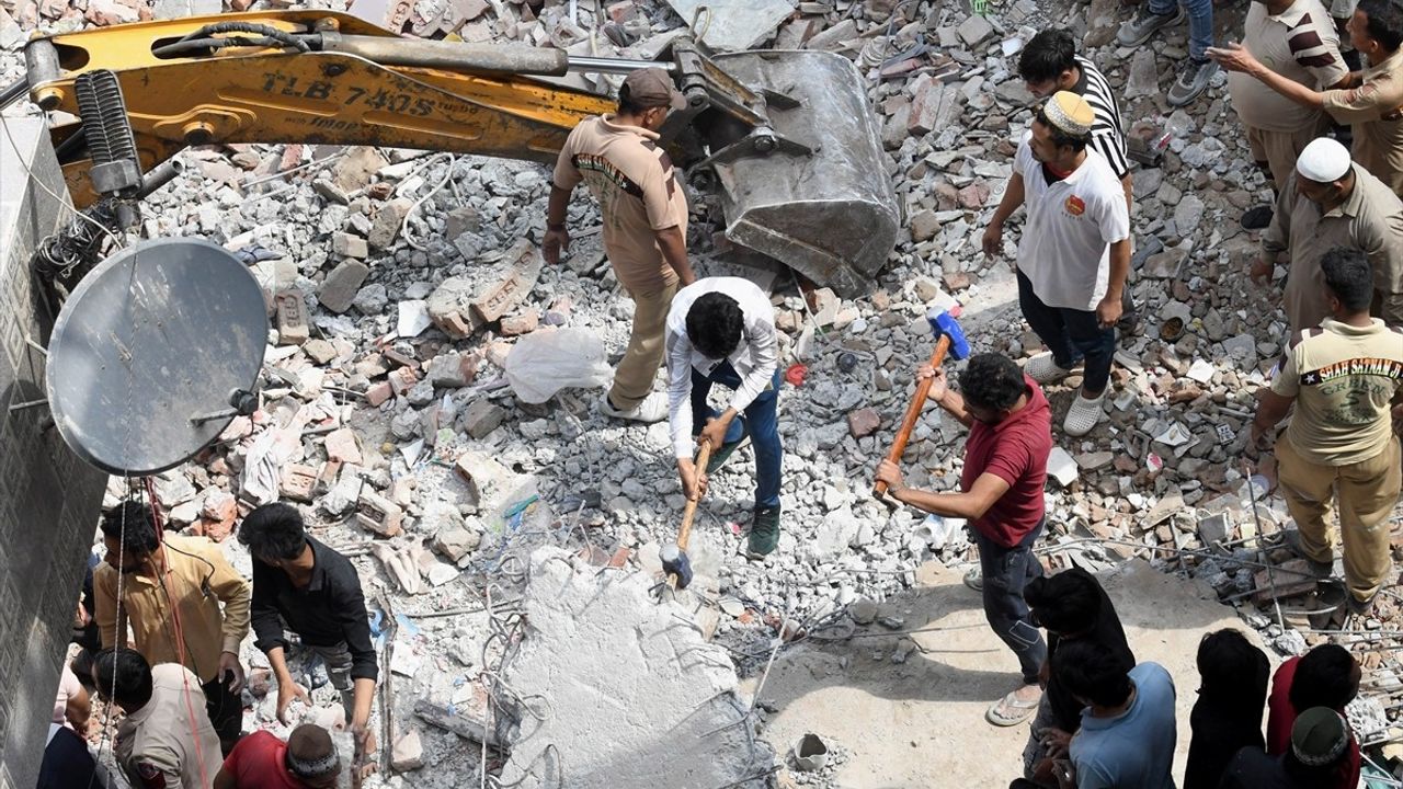 Delhi'de 4 Katlı Bina Çöktü: 4 Kişi Hayatını Kaybetti