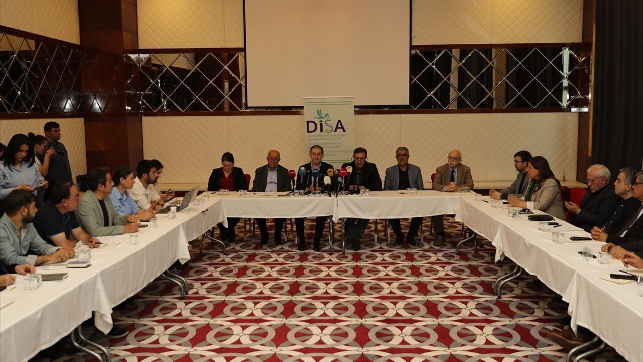 DEM Parti Eş Genel Başkanı Bakırhan, Diyarbakır'da Barış Mesajları Verdi