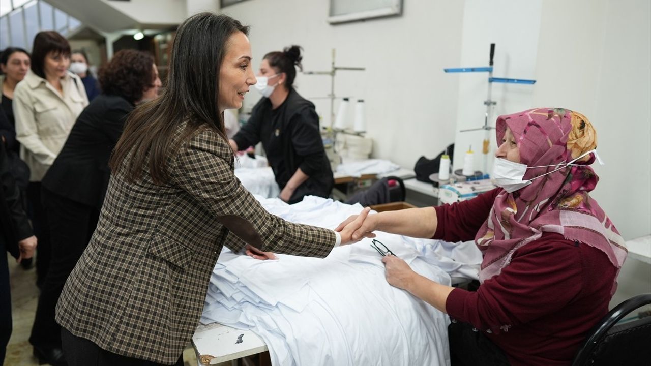 DEM Parti Eş Genel Başkanı Tülay Hatimoğulları, İstanbul'da Tekstil İşçilerini Ziyaret Etti
