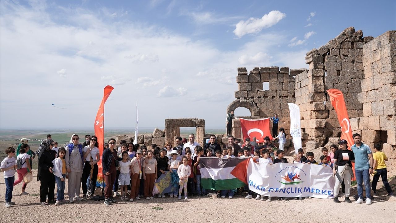 Diyarbakır'da Çocuklar 3 Bin Yıllık Zerzevan Kalesi'nde Uçurtma Şenliği Düzenledi