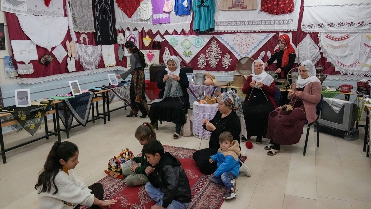 Diyarbakır'da Eski Eşyalarla Donatılan Sınıf, Öğrencilere Nostalji Yaşatıyor