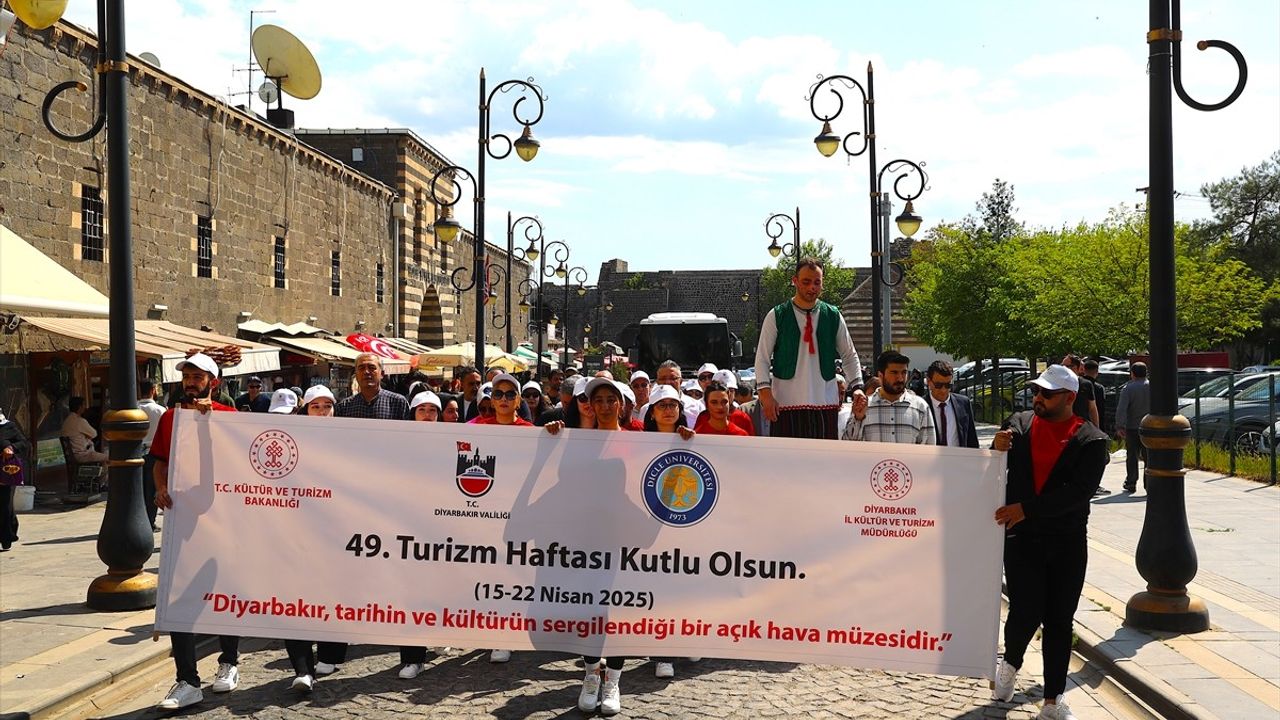 Diyarbakır'da Turizm Haftası Kortej Yürüyüşü Gerçekleştirildi