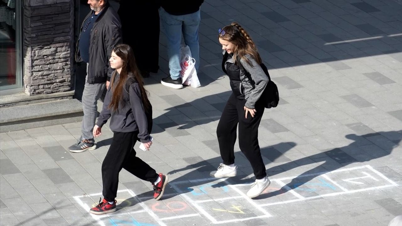 Düzce Belediyesi Kaldırımlara Çizilen 'Seksek' ile Nostalji Yaşattı