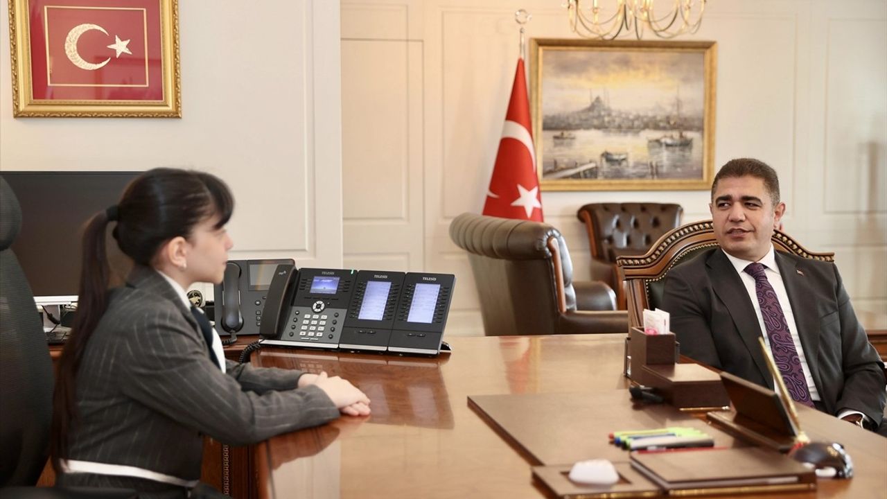 Düzce'de 23 Nisan Kutlamaları: Temsili Vali Türkü Söyledi