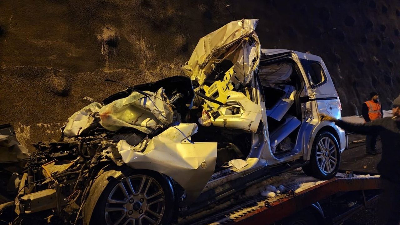 Düzce'de Hafif Ticari Araç Trafik Kazasında İki Kişi Hayatını Kaybetti