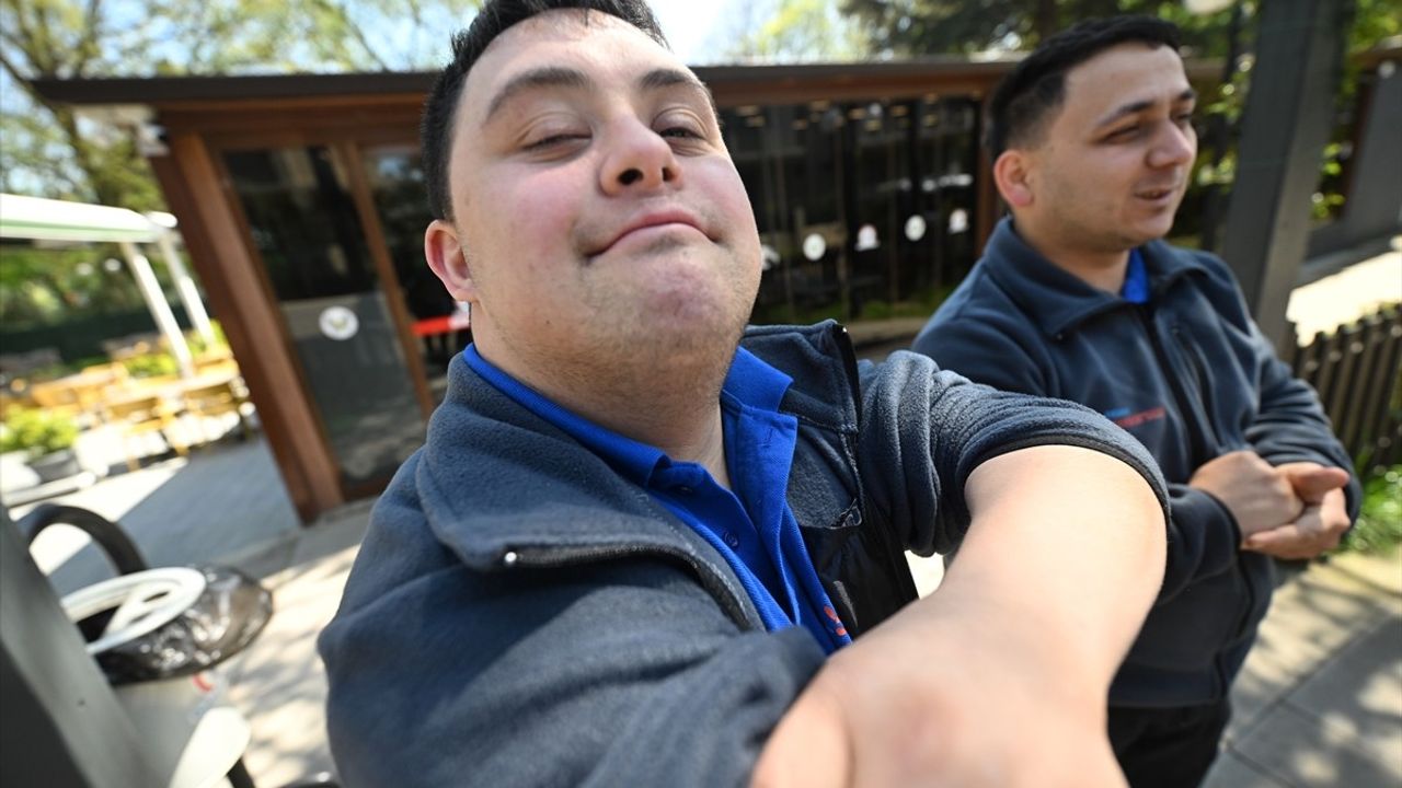 Düzce'de Polis Ekiplerine Özel Gereksinimli Bireylerden Pasta Sürprizi