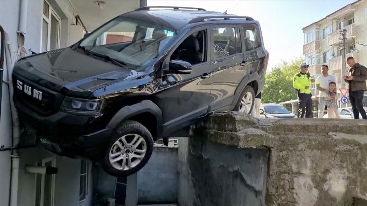 Edirne'de Balkonuna Çarpan Cipteki Yolcu Yaralandı