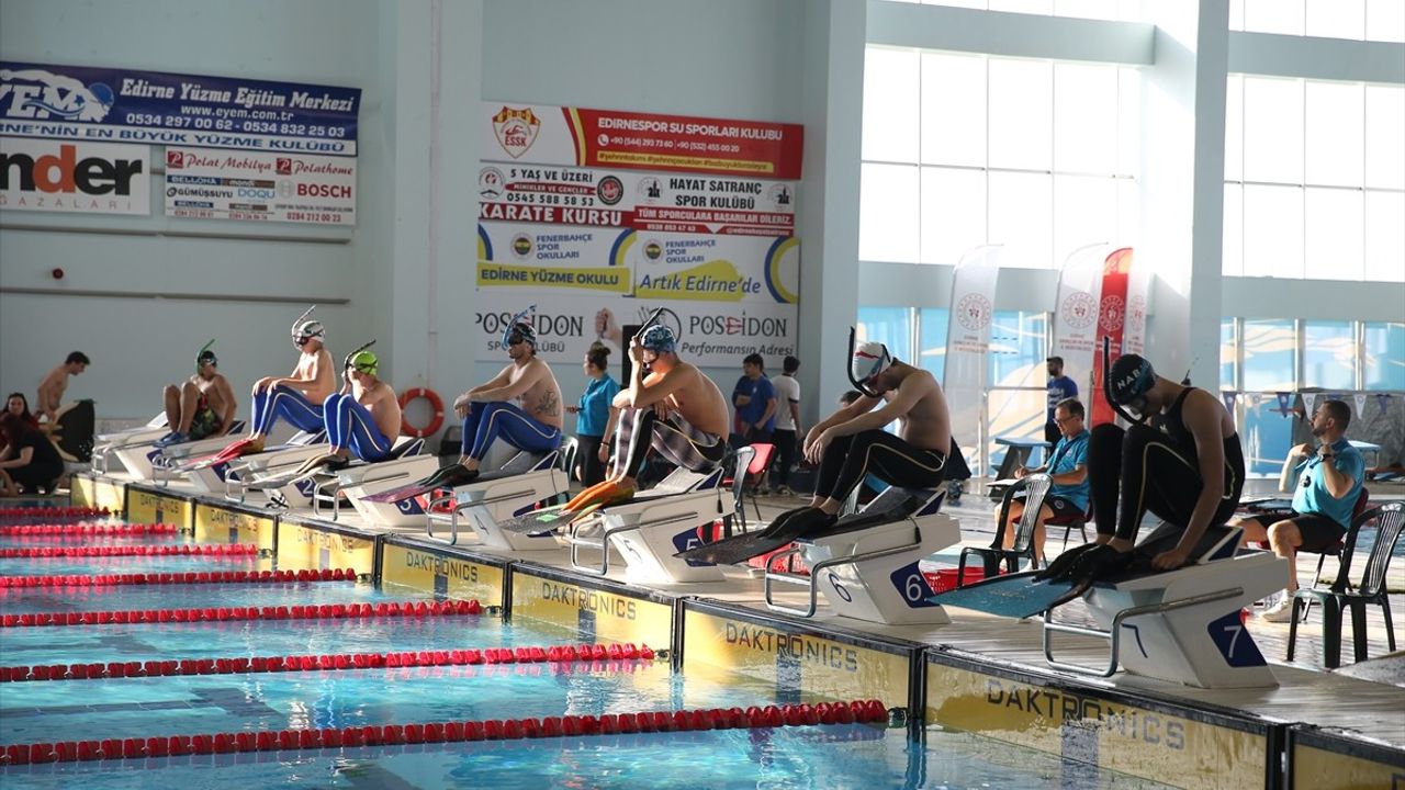 Edirne'de Paletli Yüzme Şampiyonası'nda 4 Türkiye Rekoru Kırıldı
