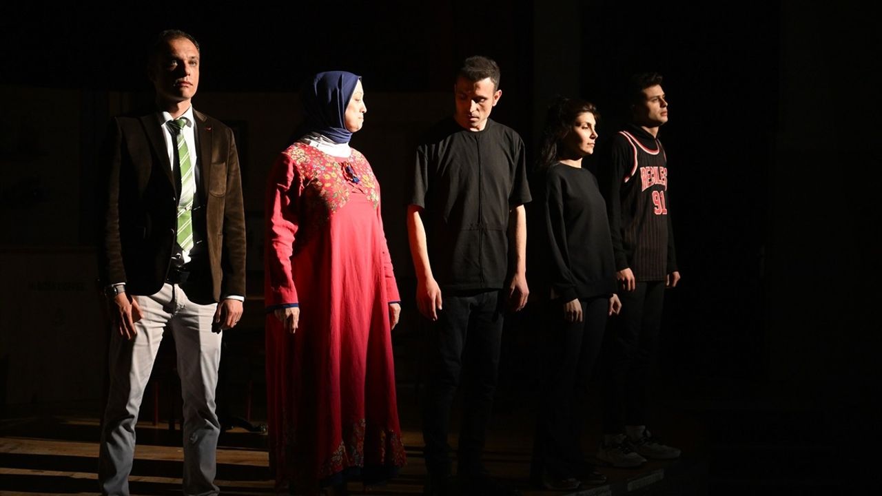 Edirne'de Polisiyle Tiyatro Oyunu: 'Yarınlara Geç Kalmadan' Duygusal Anlar Yaşattı