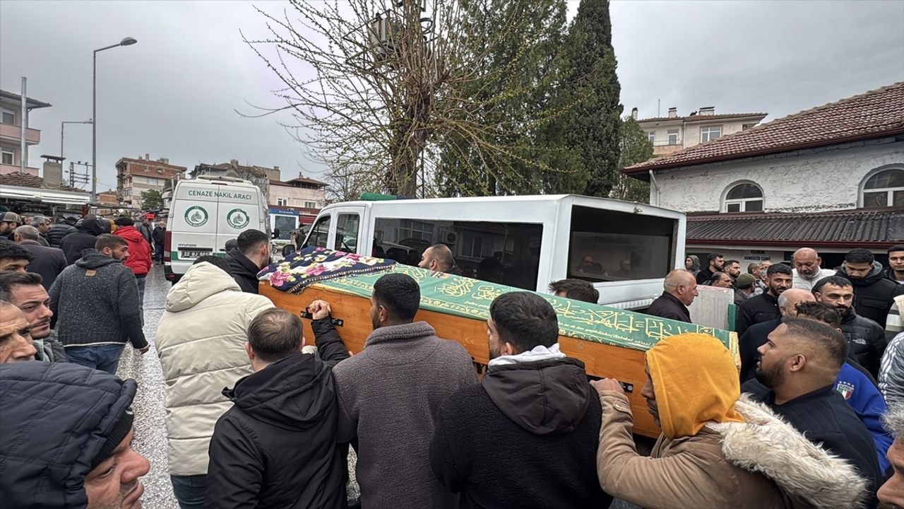 Edirne'deki Bıçakla Öldürülen 15 Yaşındaki Kızın Cenazesi Defnedildi
