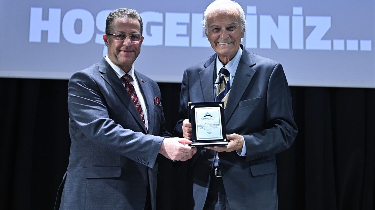 Ediz Hun Antalya Bilim Üniversitesinde ‘Sosyoekonomik Kalkınmada Doğa ve İnsan İlişkileri’ Konferansında Gençlere Seslendi