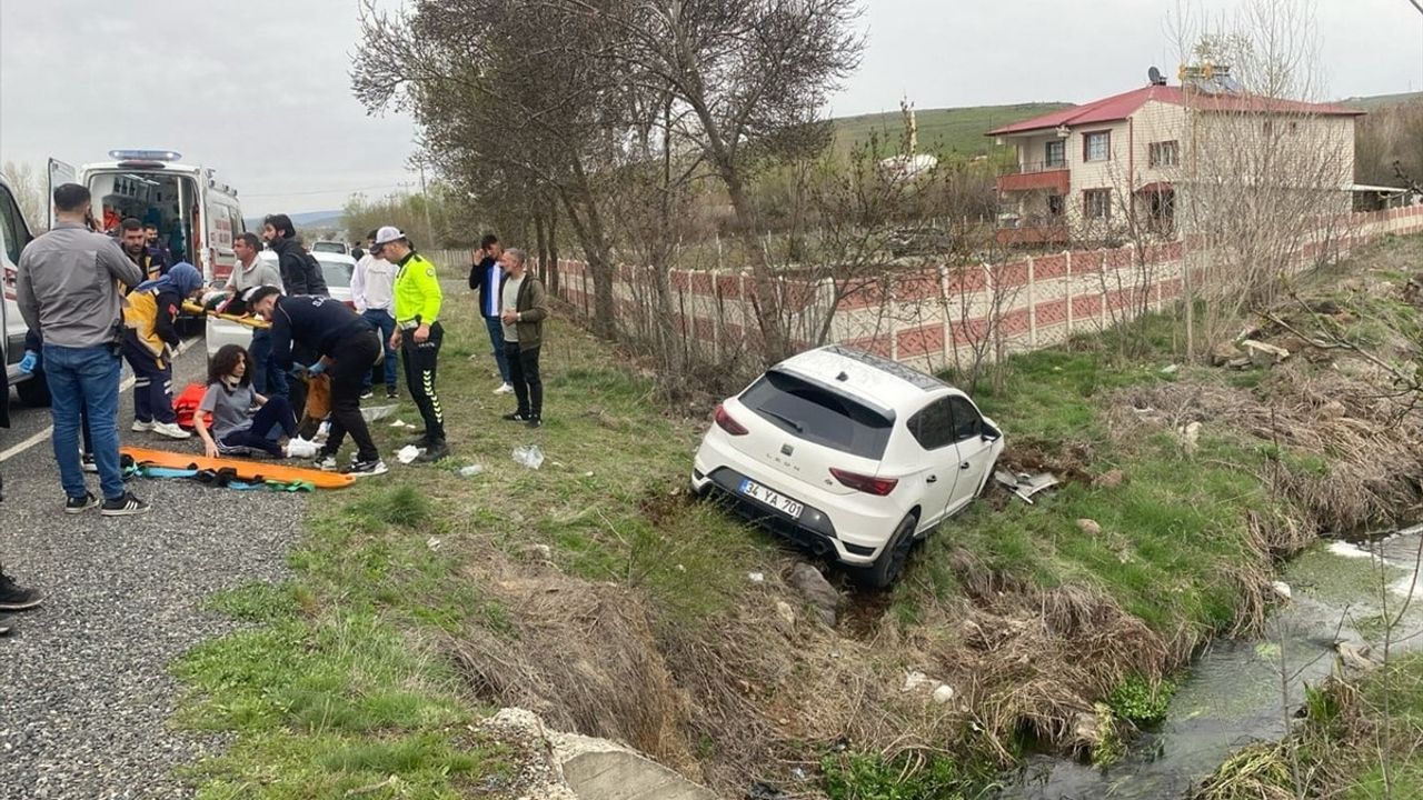 Elazığ'da Dereye Devrilen Otomobilde 3 Kişi Yaralandı
