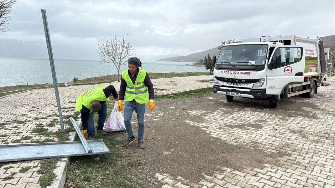 Elazığ'da Hazar Gölü Kıyısında 7 Ton Çöp Toplandı