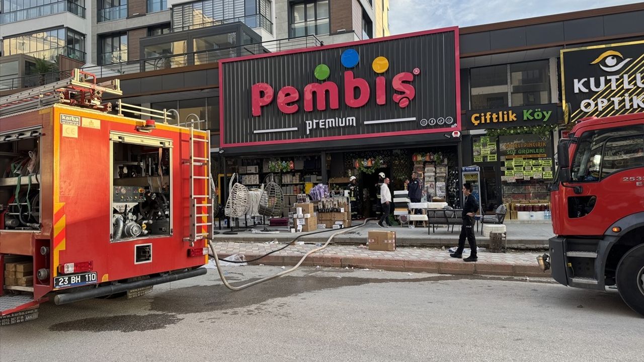 Elazığ'da Mağazada Yangın Çıktı, İtfaiye Ekipleri Müdahale Etti