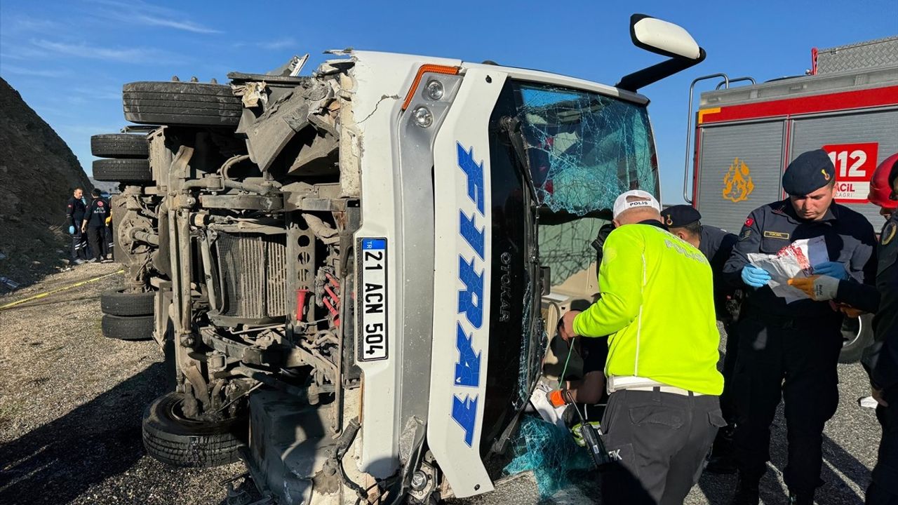 Elazığ'da Midibüs Devrildi: 22 Yaralı