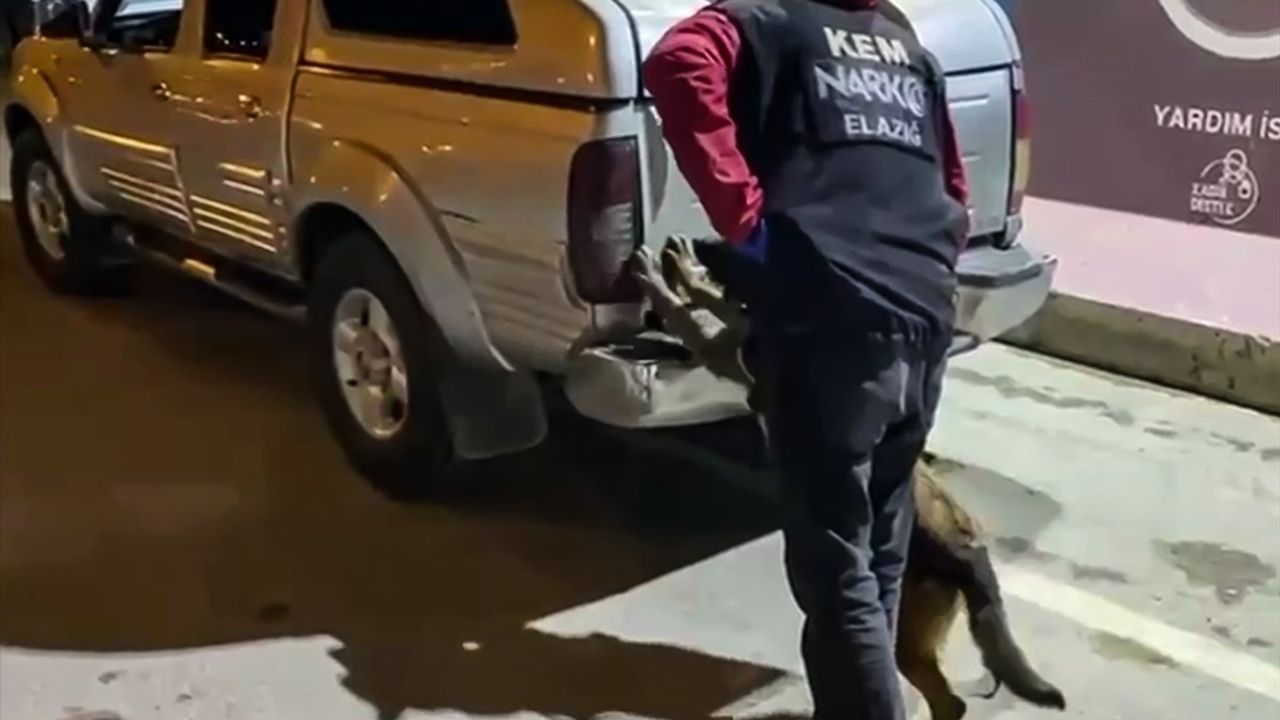 Elazığ'da Pikabın Bagajında 5 Kilogram Uyuşturucu Ele Geçirildi