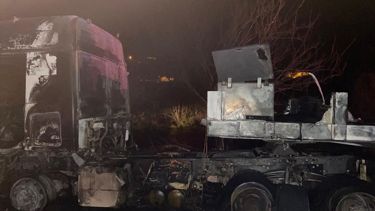 Elazığ-Malatya Kara Yolunda Seyir Halindeki Tırda Yangın Çıktı