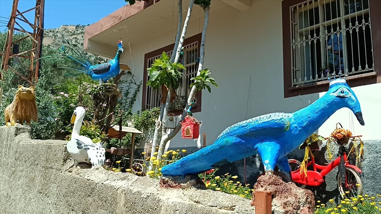 Emekli Öğretmen, Bahçesini Sanat Galerisine Dönüştürdü