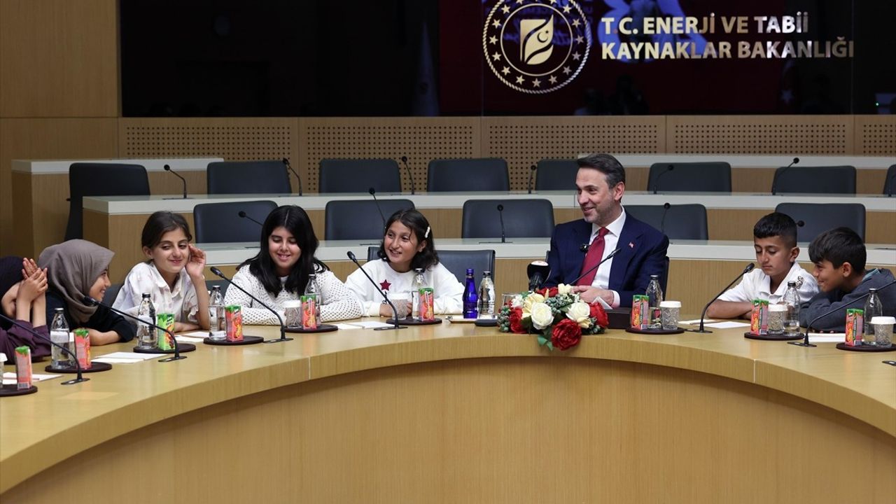 Enerji Bakanı Alparslan Bayraktar'dan 23 Nisan Kutlaması