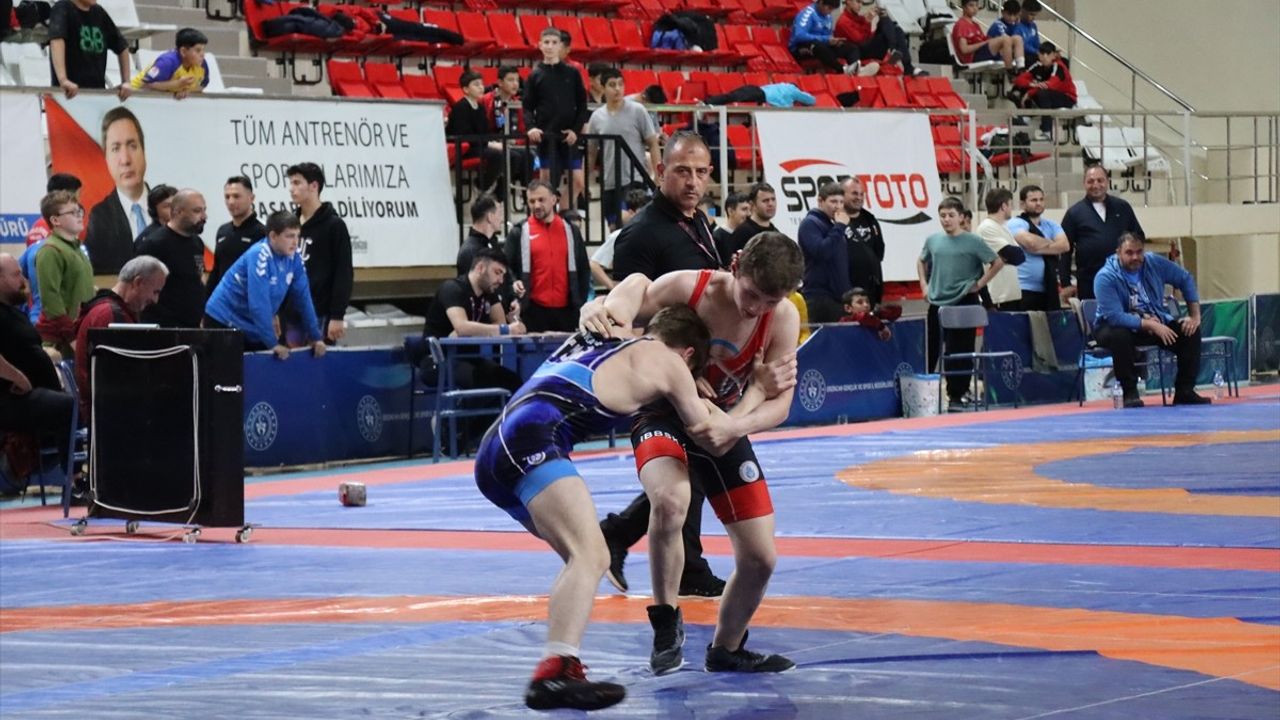 Erzincan'da 15 Yaş Altı Türkiye Güreş Grup Müsabakaları Devam Ediyor