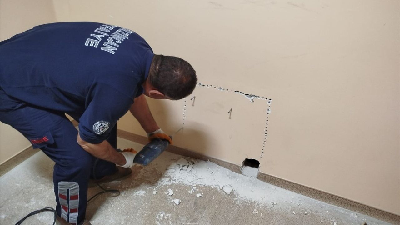 Erzincan'da Hastanenin Havalandırma Boşluğuna Düşen Kedi Kurtarıldı
