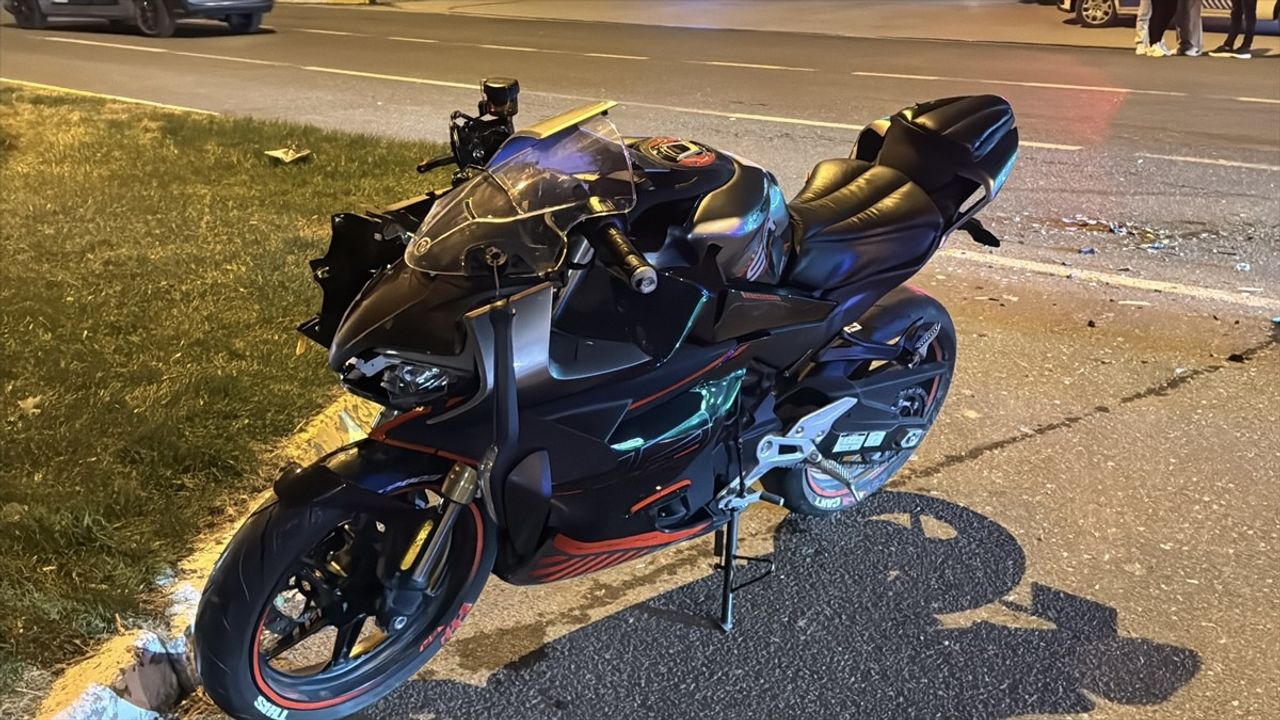 Erzincan'da Motosiklet ve Otomobil Çarpıştı: 2 Yaralı