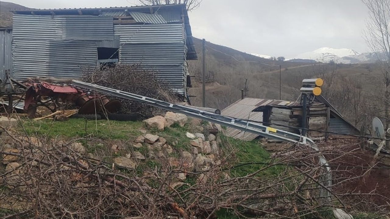 Erzincan'da Şiddetli Fırtına Çatıları Uçurdu, Elektrik Direklerine Zarar Verdi