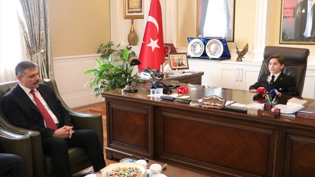 Erzurum'da 23 Nisan Kutlamalarında Gazze'deki Çocuklar İçin Umut Mesajı