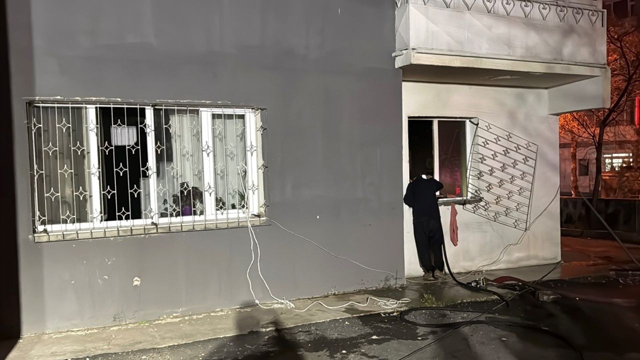 Erzurum'da Apartman Yangını: 16 Kişi Dumandan Etkilendi, Şüpheli Tutuklandı