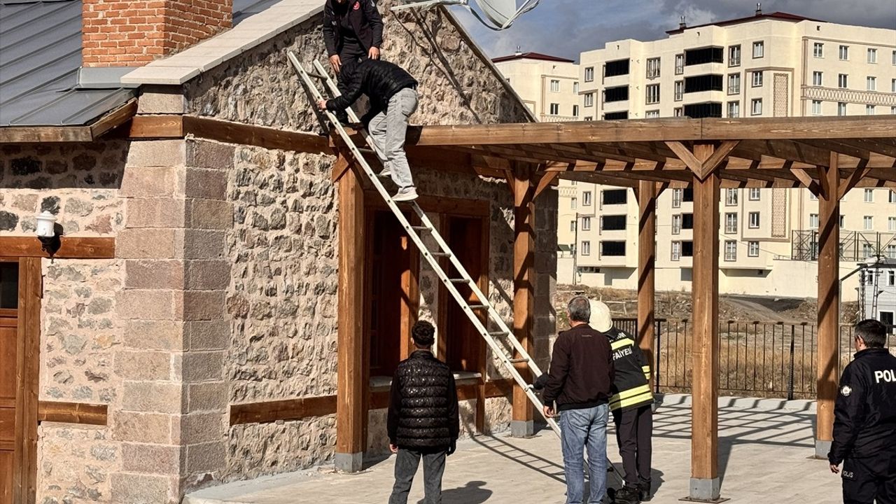 Erzurum'da Çatıda Mahsur Kalan Genç İtfaiye Tarafından Kurtarıldı