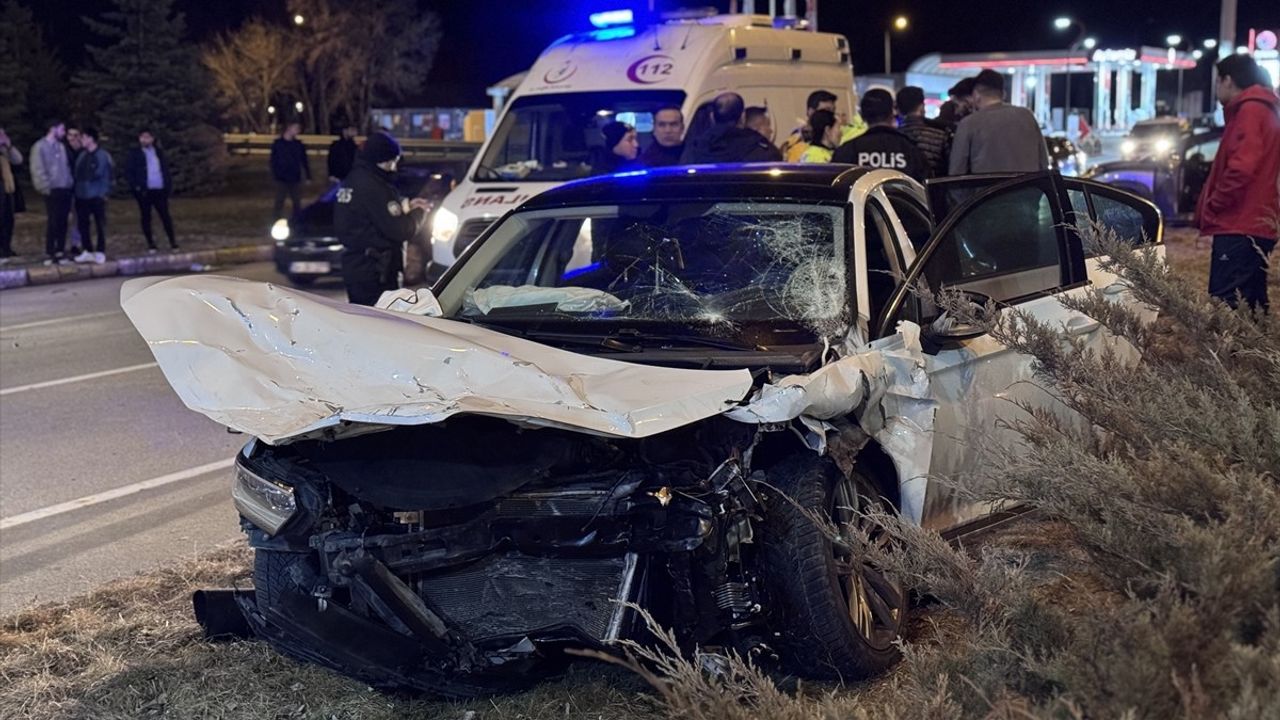 Erzurum'da İki Otomobilin Çarpışması: 6 Yaralı