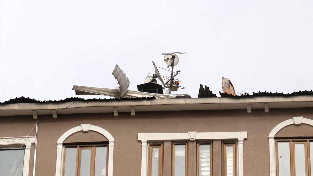 Erzurum'da Kuvvetli Rüzgar Binaların Çatısını Uçurdu, Araçlar Hasar Gördü