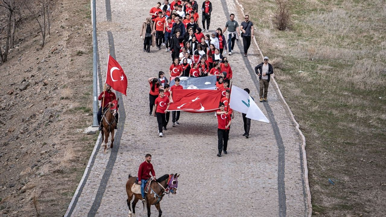 Erzurum'da Ortaokul Öğrencilerinden Şehitleri Anma Yürüyüşü