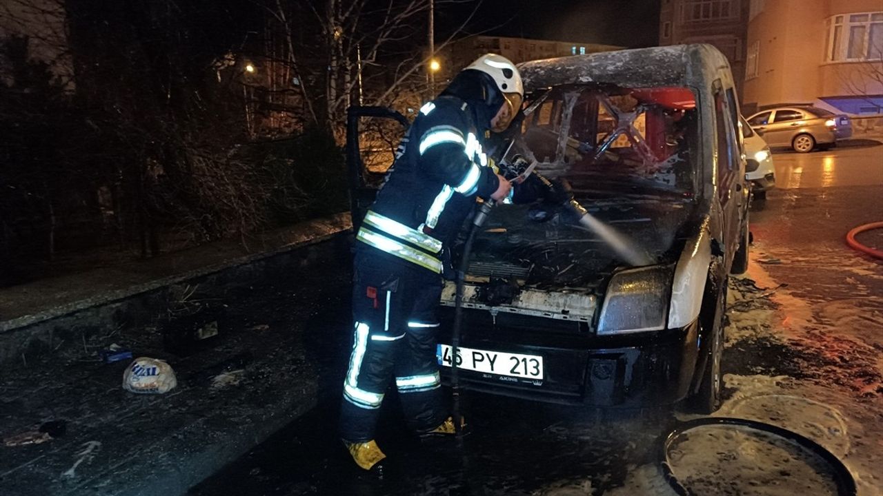 Erzurum'da Park Halindeyken Yanan Araç Kullanılamaz Hale Geldi