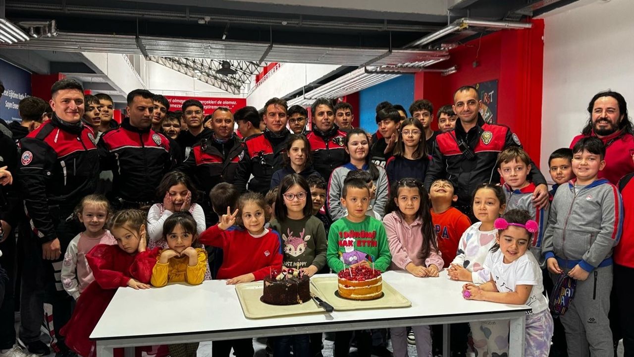 Erzurum'da Polisler Öğrencilerden Sürpriz Kutlama Aldı