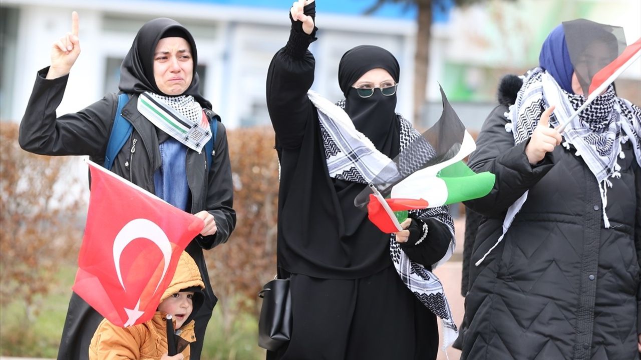 Erzurum'da Sağlıkçılar 74 Haftadır Gazze İçin Yürüyor
