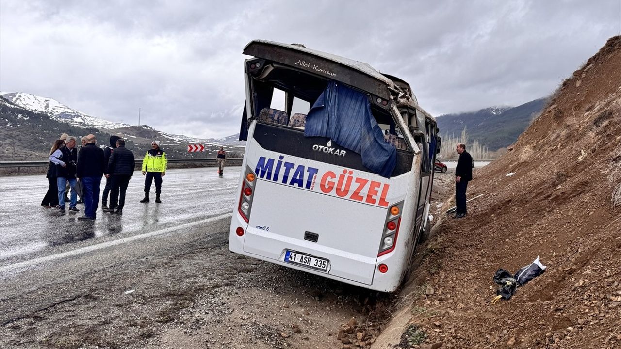 Erzurum'da Servis Midibüsü Kaza Yaptı: 1 Kişi Hayatını Kaybetti, 16 Yaralı