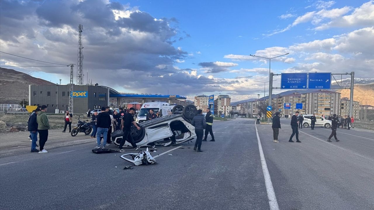 Erzurum Oltu'da Otomobil ve Hafif Ticari Araç Çarpıştı: 4 Yaralı