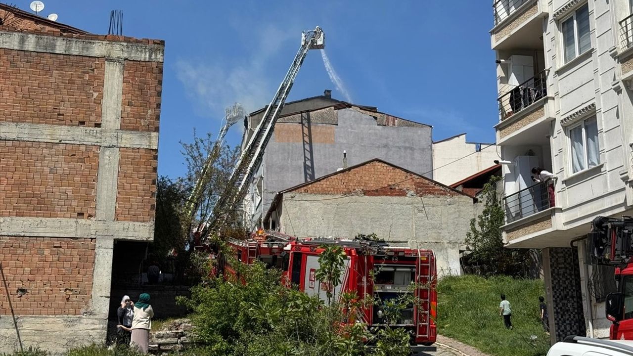 Esenyurt'ta Apartman Çatısında Yangın Çıktı