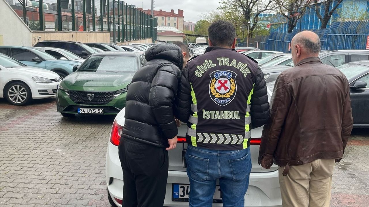 Esenyurt'ta Trafiği Tehlikeye Düşüren Sürücü ve Yolcuya Cezai İşlem