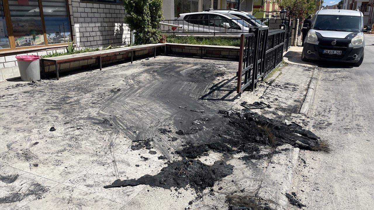 Eskişehir'de Park Halindeki Otomobilde Yangın Çıktı