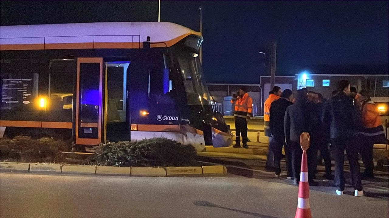 Eskişehir'de Tramvay ile Temizlik Aracının Çarpışması Seferleri Aksattı