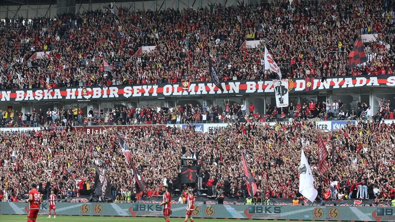 Eskişehirspor, Akşehirspor Maçında 33 Bin 247 Seyirciyle Desteklendi