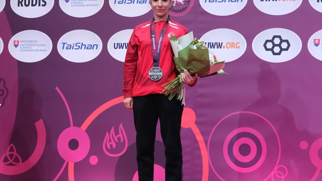 Evin Demirhan Yavuz ve Bediha Gün Avrupa Güreş Şampiyonası'nda Gümüş Madalya Kazandı