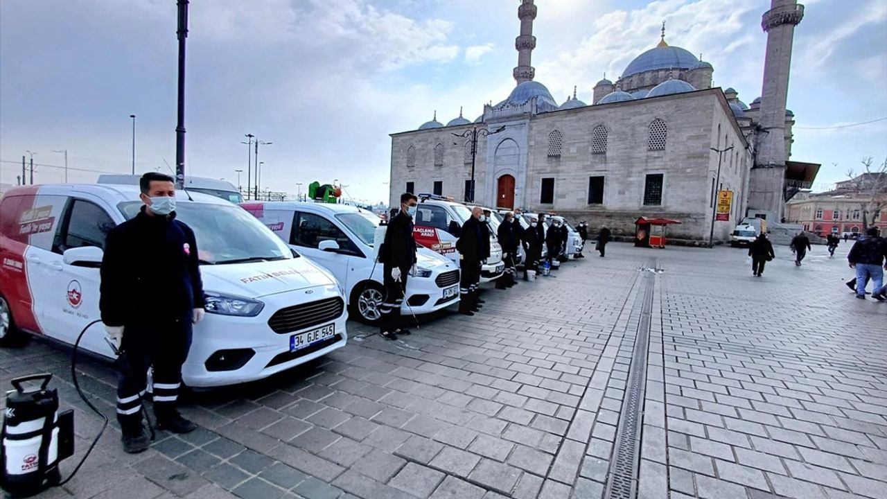 Fatih Belediyesi, Mısır Çarşısı'nda Haşere İlaçlama Çalışması Başlattı