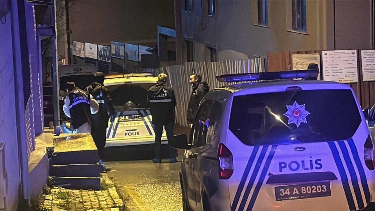 Fatih'te Bıçakla Yaralanma Olayında Şüpheli, Polis Tarafından Vurularak Etkisiz Hale Getirildi