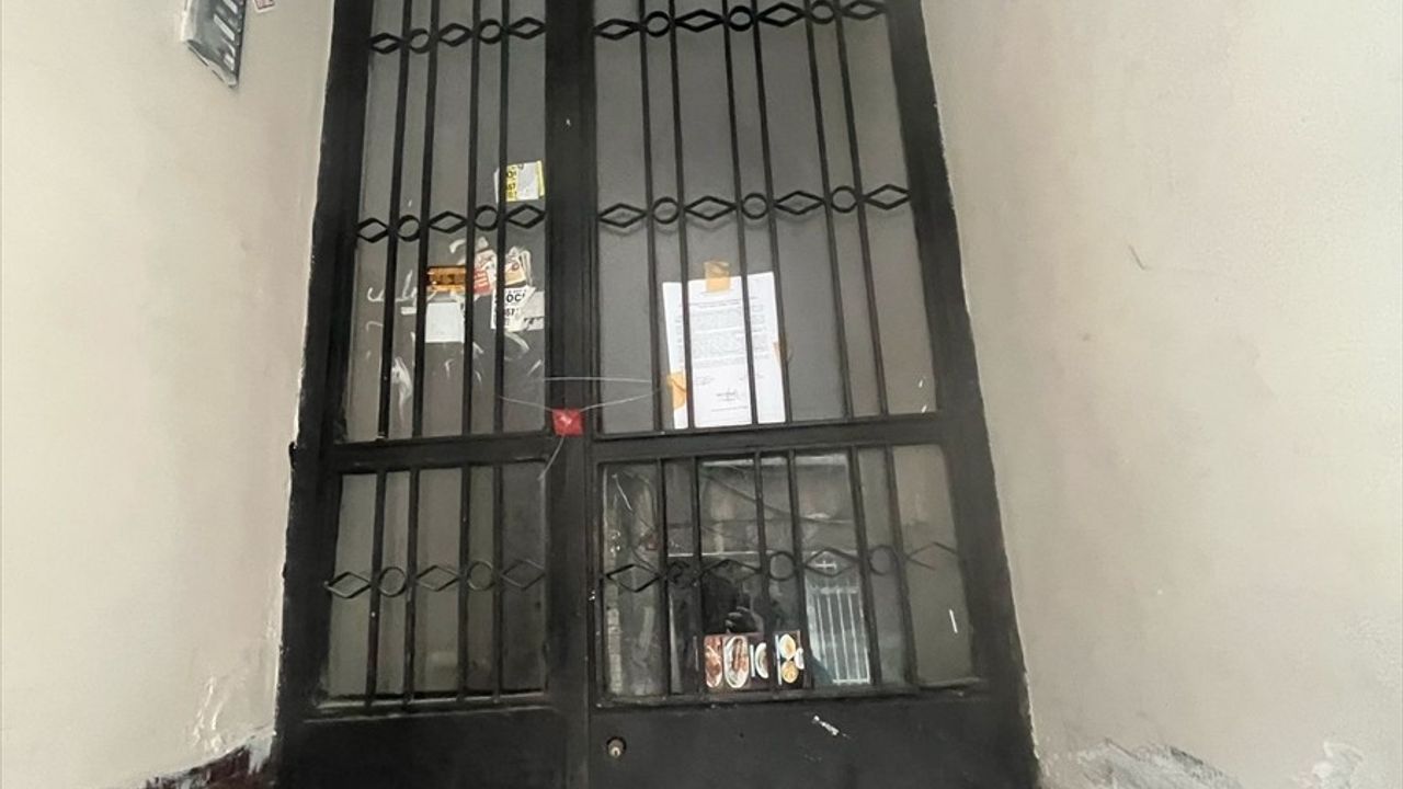 Fatih'te Deprem Sonrası Riskli Binalar Mühürlendi