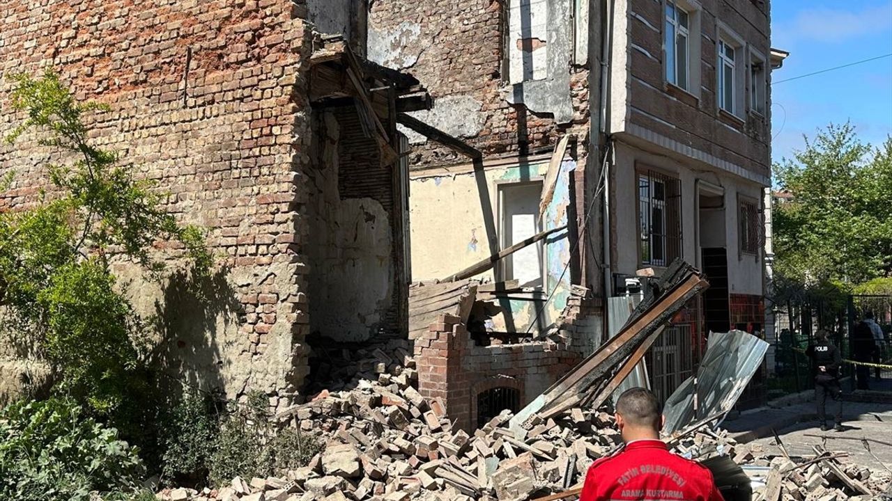 Fatih'te Metruk Bina Depremde Kısmen Çöktü