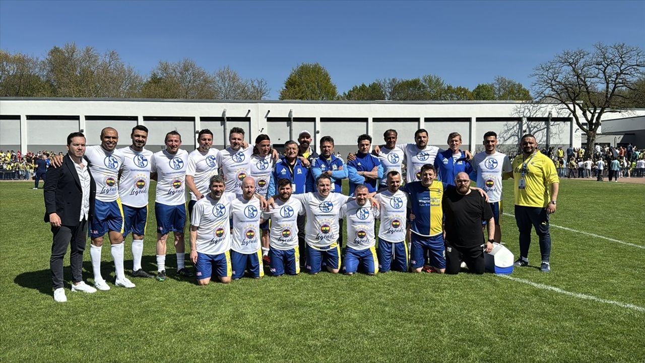 Fenerbahçe Efsaneleri ile Schalke 04 Eski Oyuncuları Dostluk Maçında Buluştu